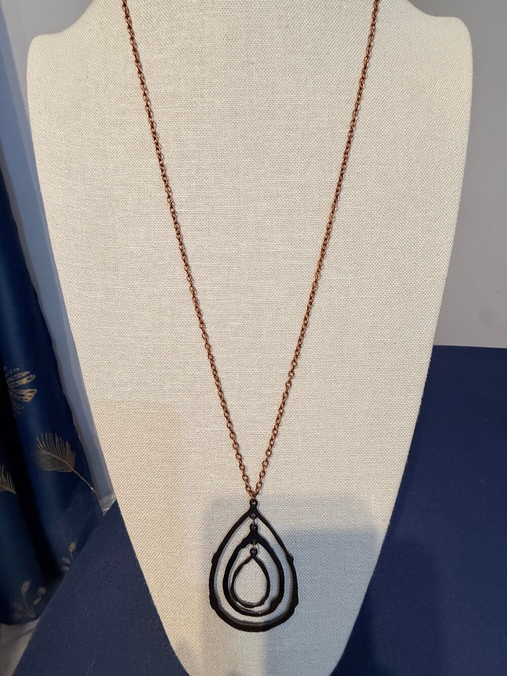 Vintage Black Teardrop Pendant Necklace 32”